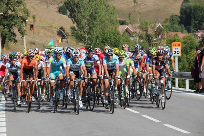 peloton-de-la-vuelta-ciclista-a-espana