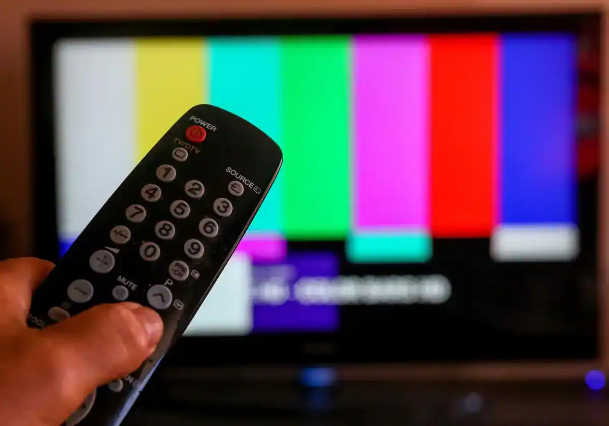 Un mes para el apagón de la TDT: cómo actualizar tu vieja tele para poder  seguir viendo los canales en 2024