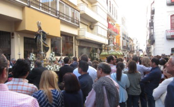 Jesús Sacramentado procesiona junto a la Virgen de la O y el Sagrado Corazón