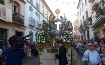 El Santísimo procesiona por las calles de su feligresía