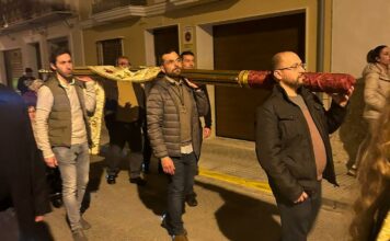 La Hermandad de la Santa Cruz celebra la XL edición del Viacrucis del Miércoles de Ceniza