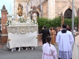 La Virgen del Carmen volvió a recorrer las calles de su feligresía arropada por sus fieles