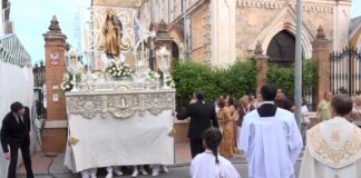 La Virgen del Carmen volvió a recorrer las calles de su feligresía arropada por sus fieles